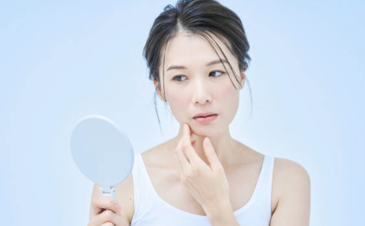 乾燥肌で肌が粉をふく・つっぱる原因と皮膚科受診の目安｜世田谷区駒沢